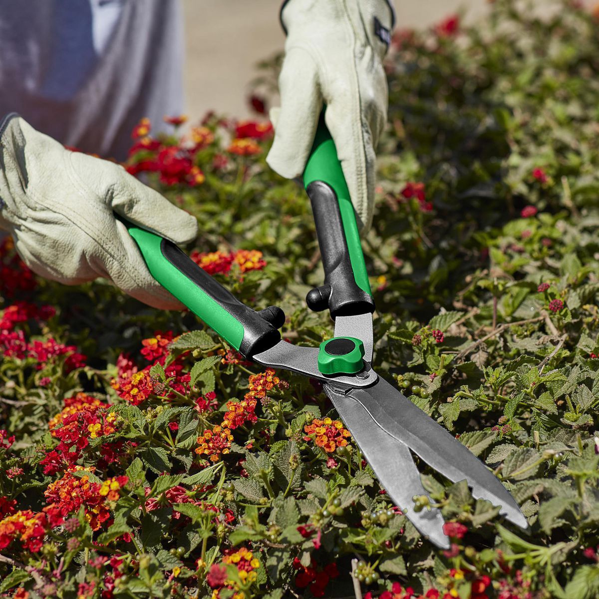 22 In. Hedge Shears with Wavy Blade R418