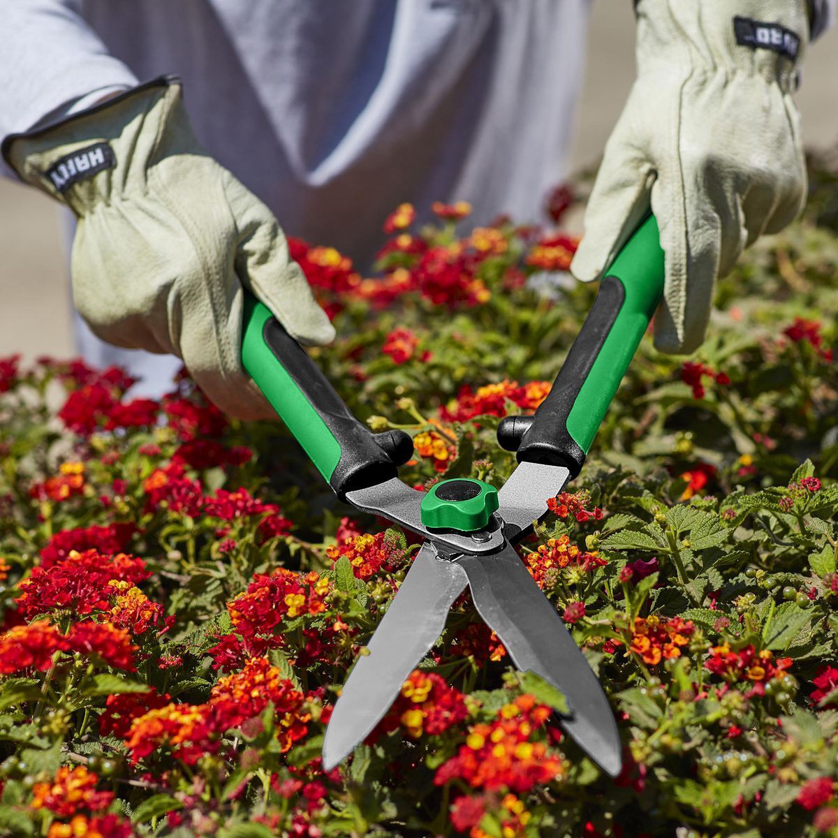 22 In. Hedge Shears with Wavy Blade R418